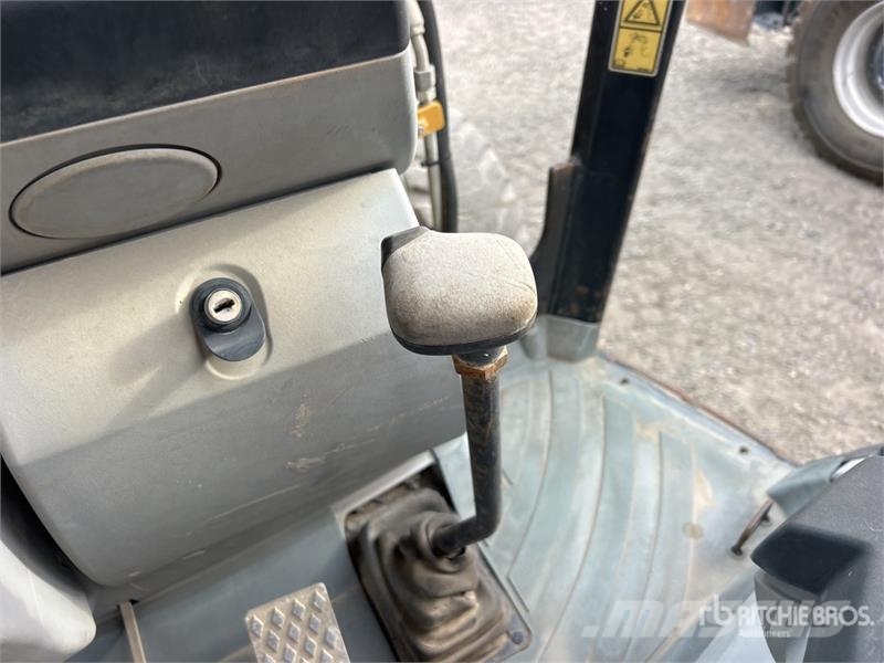 CAT 420E لوادر ذات جرافات عكسية