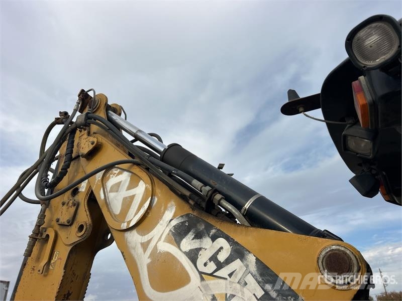 CAT 420E لوادر ذات جرافات عكسية