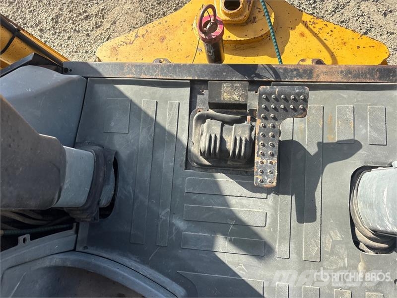 CAT 446D لوادر ذات جرافات عكسية