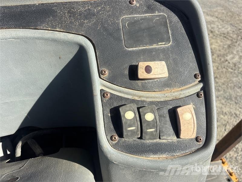 CAT 446D لوادر ذات جرافات عكسية