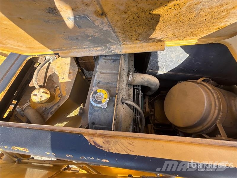 CAT 446D لوادر ذات جرافات عكسية