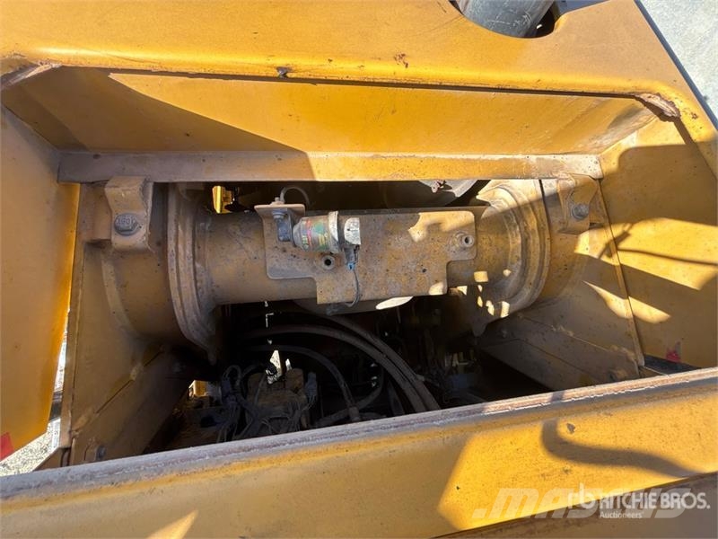 CAT 446D لوادر ذات جرافات عكسية