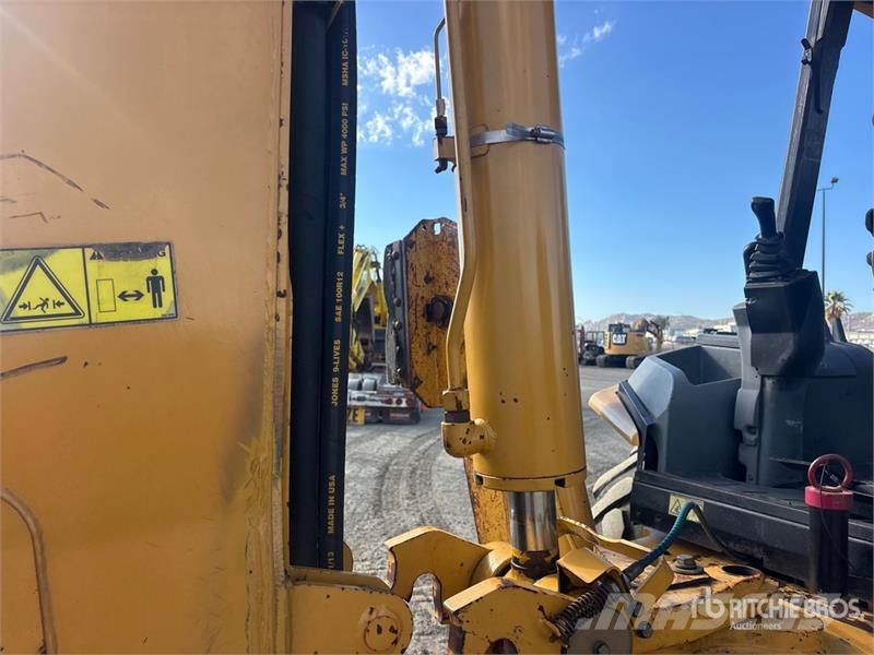 CAT 446D لوادر ذات جرافات عكسية
