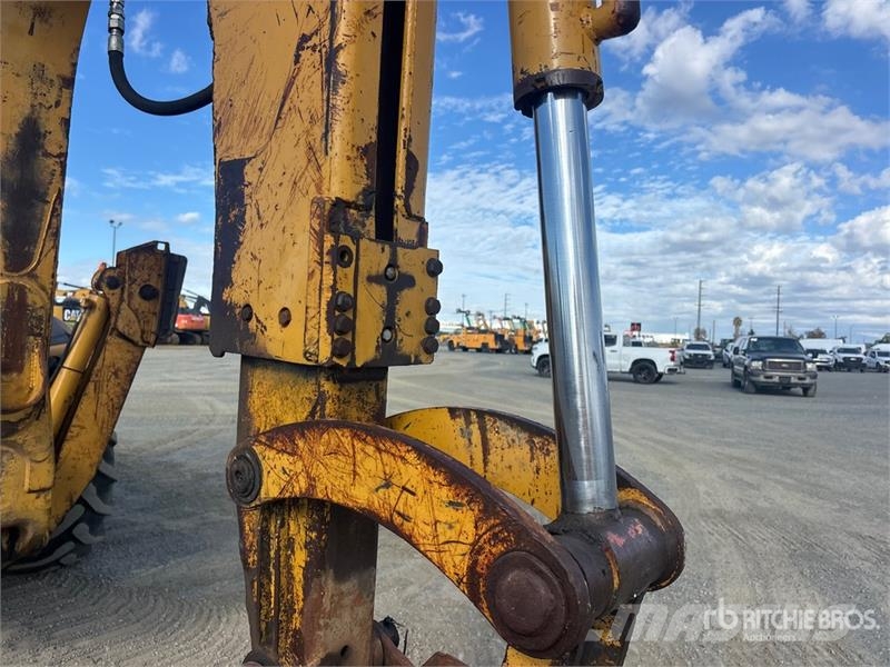 CAT 446D لوادر ذات جرافات عكسية