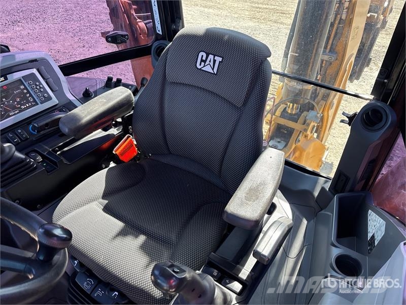 CAT 450 لوادر ذات جرافات عكسية