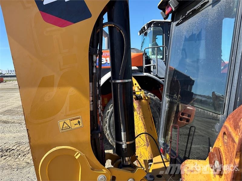 CAT 450 لوادر ذات جرافات عكسية