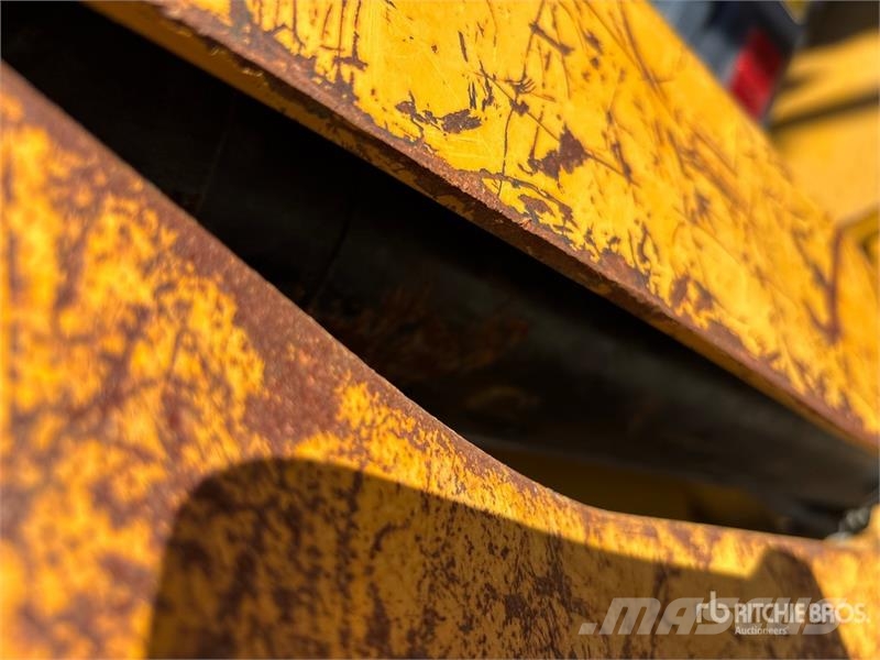 CAT 450 لوادر ذات جرافات عكسية