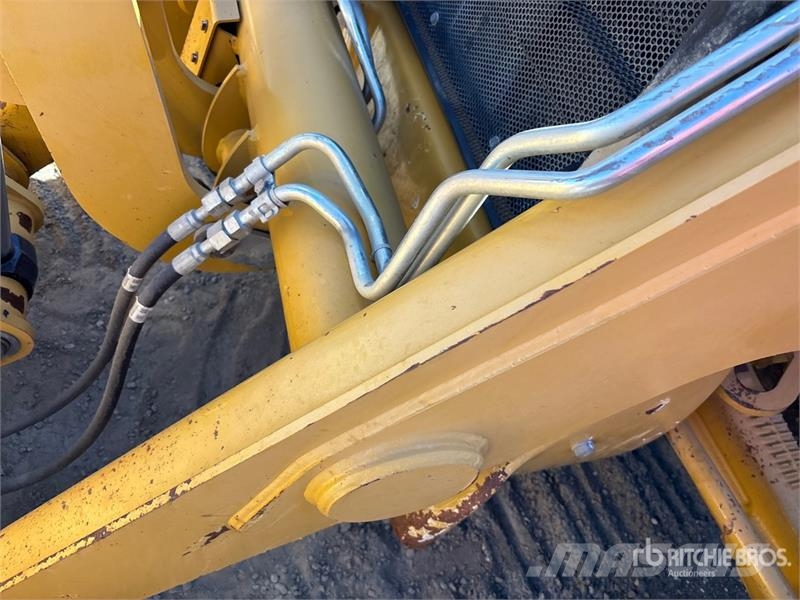 CAT 450 لوادر ذات جرافات عكسية