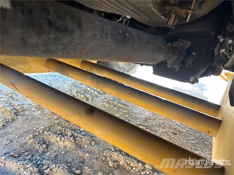 CAT 450 لوادر ذات جرافات عكسية