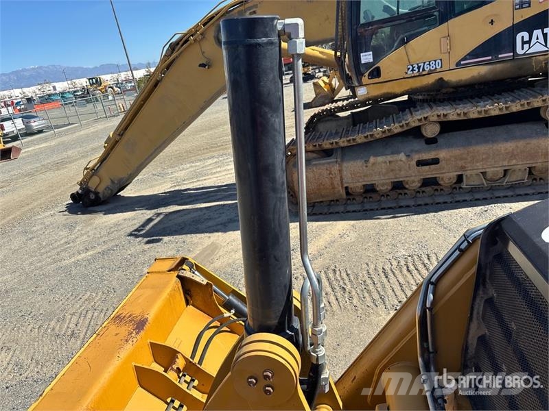 CAT 450 لوادر ذات جرافات عكسية