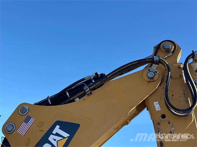 CAT 450 لوادر ذات جرافات عكسية