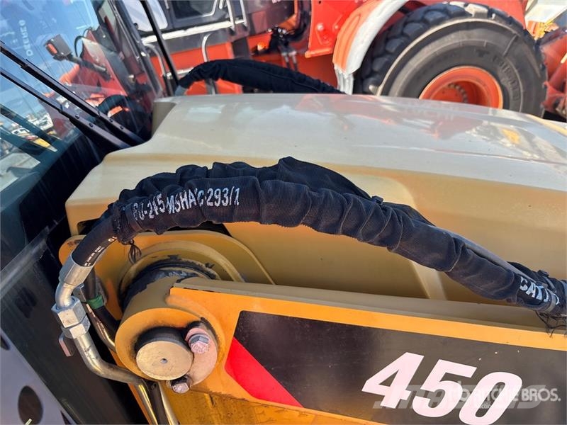 CAT 450 لوادر ذات جرافات عكسية