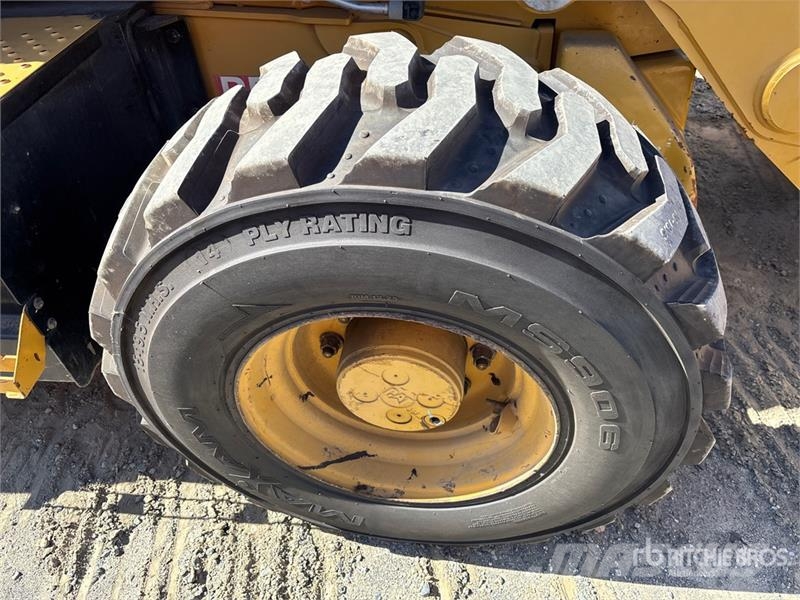 CAT 450 لوادر ذات جرافات عكسية