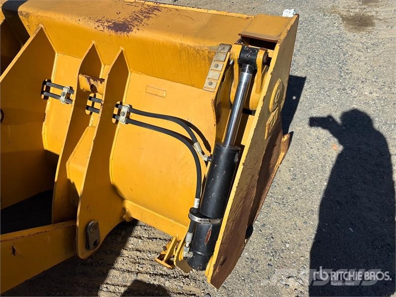 CAT 450 لوادر ذات جرافات عكسية