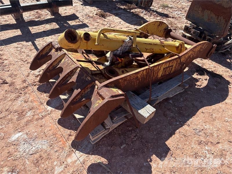 CAT 46 in Hydraulic Excavator Thumb دلاء