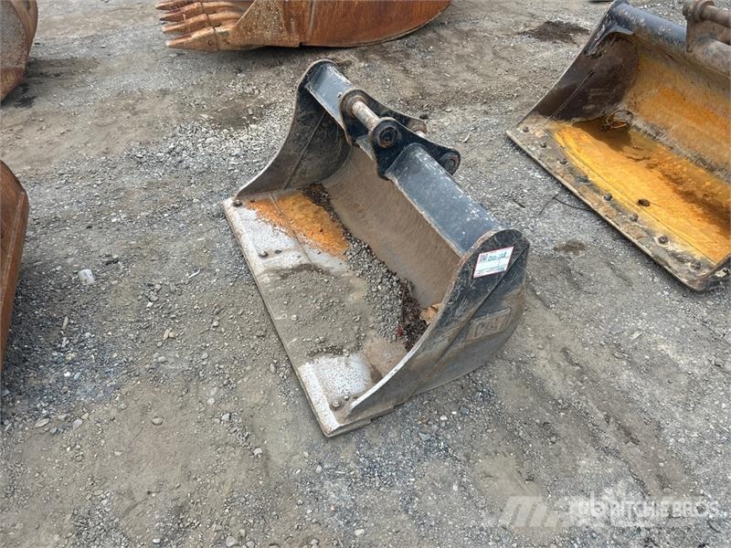 CAT 48 in Cleanup Excavator Bucket 挖斗