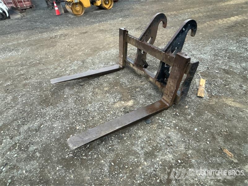 CAT 52 in Q/C Pin-On Wheel Loader Forks - Fits Cat 930 Вили