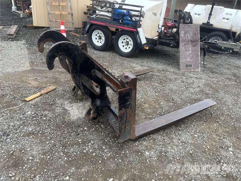 CAT 52 in Q/C Pin-On Wheel Loader Forks - Fits Cat 930 Вили