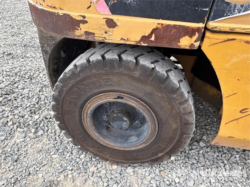 CAT 5500 lb Forklift Другие складские механизмы