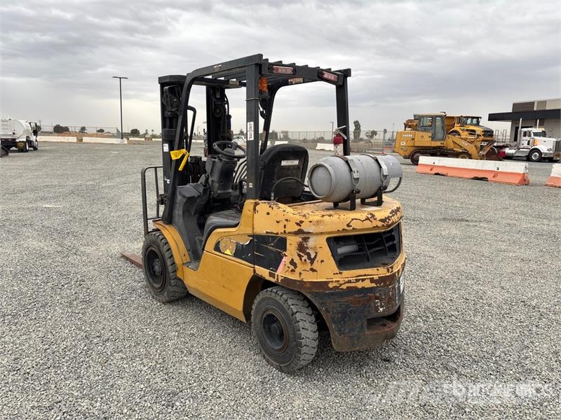CAT 5500 lb Forklift Другие складские механизмы