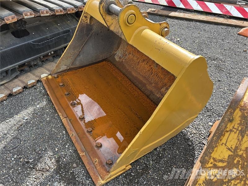 CAT 60 in Cleanup Excavator Bucket دلاء