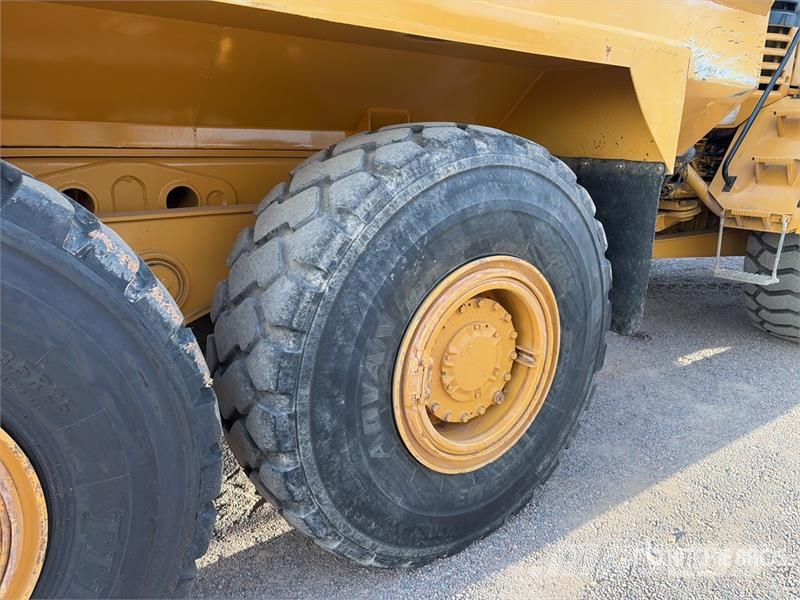 CAT 725 6x6 Articulated Water Truck Vesisäiliöautot