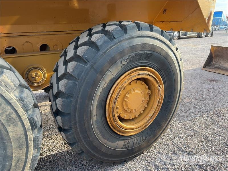 CAT 725 6x6 Articulated Water Truck Vesisäiliöautot