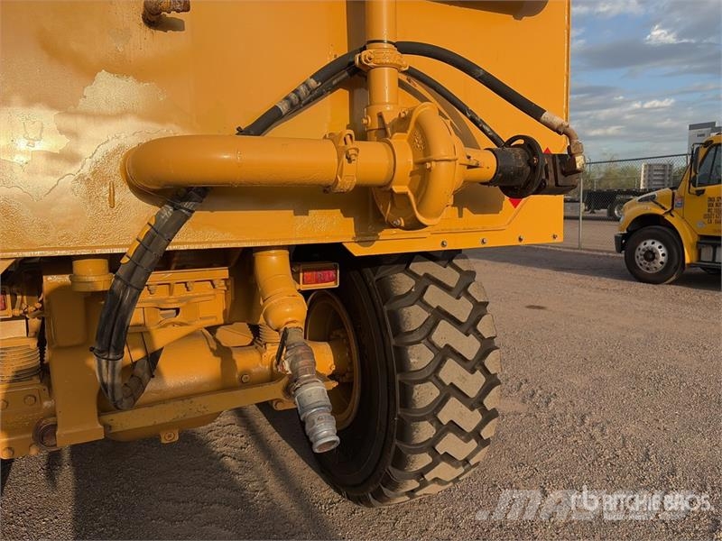 CAT 725 6x6 Articulated Water Truck Vesisäiliöautot