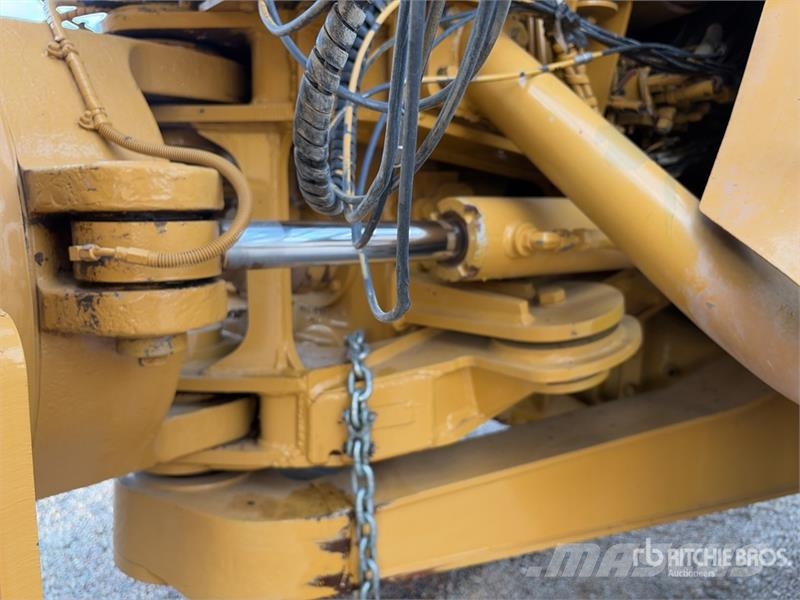CAT 725 6x6 Articulated Water Truck Vesisäiliöautot