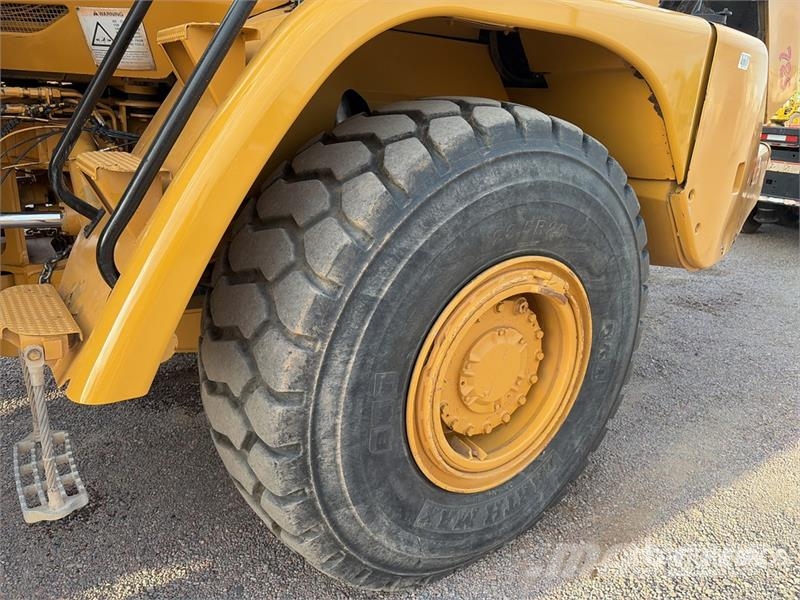 CAT 725 6x6 Articulated Water Truck Vesisäiliöautot