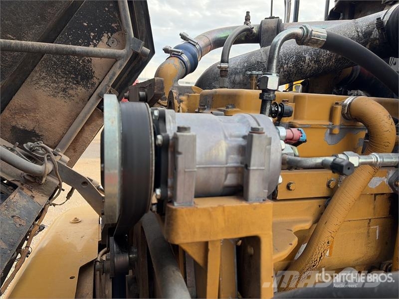 CAT 725 6x6 Articulated Water Truck Vesisäiliöautot