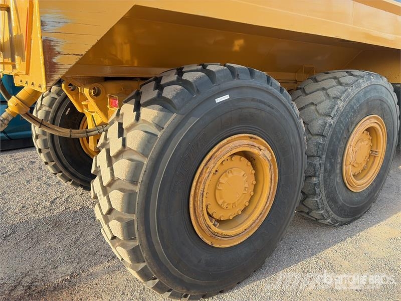 CAT 725 6x6 Articulated Water Truck Vesisäiliöautot