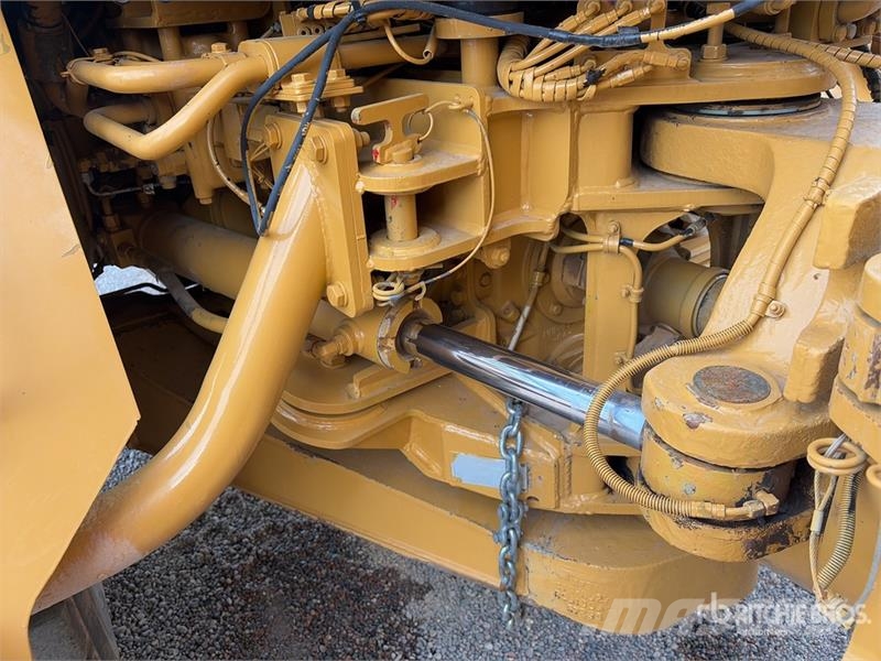 CAT 725 6x6 Articulated Water Truck Vesisäiliöautot