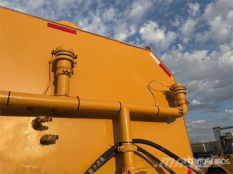 CAT 725 6x6 Articulated Water Truck Vesisäiliöautot