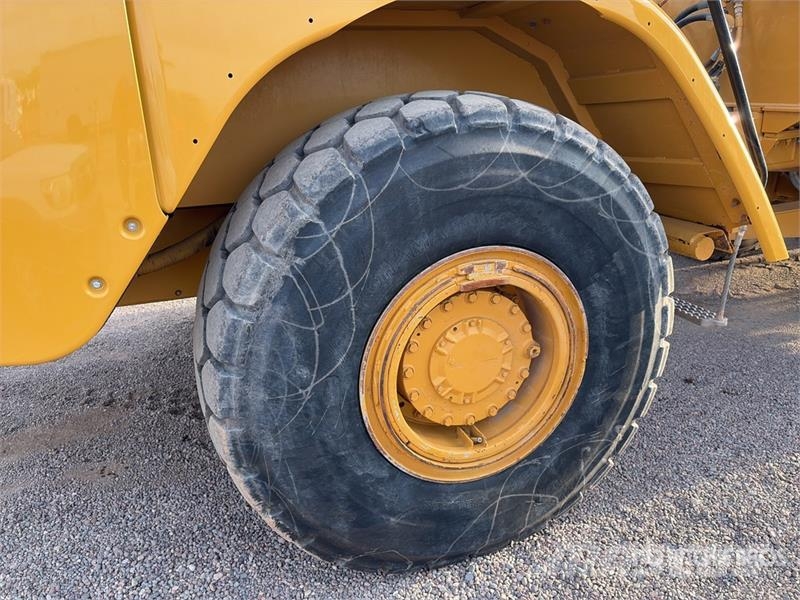 CAT 725 6x6 Articulated Water Truck Vesisäiliöautot