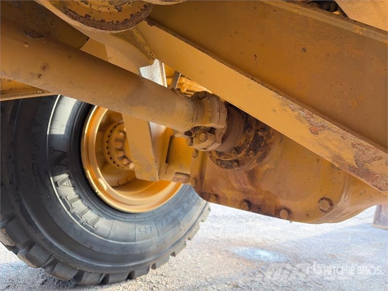 CAT 725 6x6 Articulated Water Truck Vesisäiliöautot