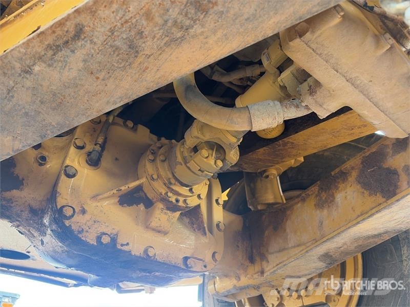 CAT 725 6x6 Articulated Water Truck Vesisäiliöautot