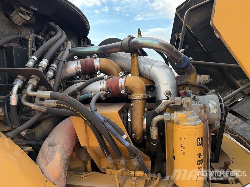CAT 725 6x6 Articulated Water Truck Vesisäiliöautot