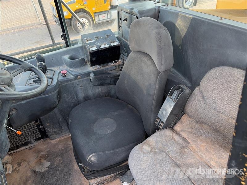 CAT 725 6x6 Articulated Water Truck Vesisäiliöautot