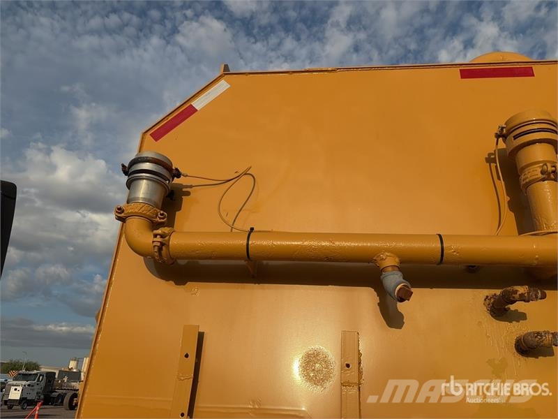 CAT 725 6x6 Articulated Water Truck Vesisäiliöautot
