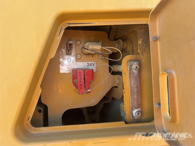 CAT 740B Dumper - Knickgelenk