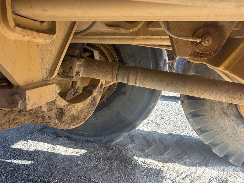 CAT 740B Dumper - Knickgelenk
