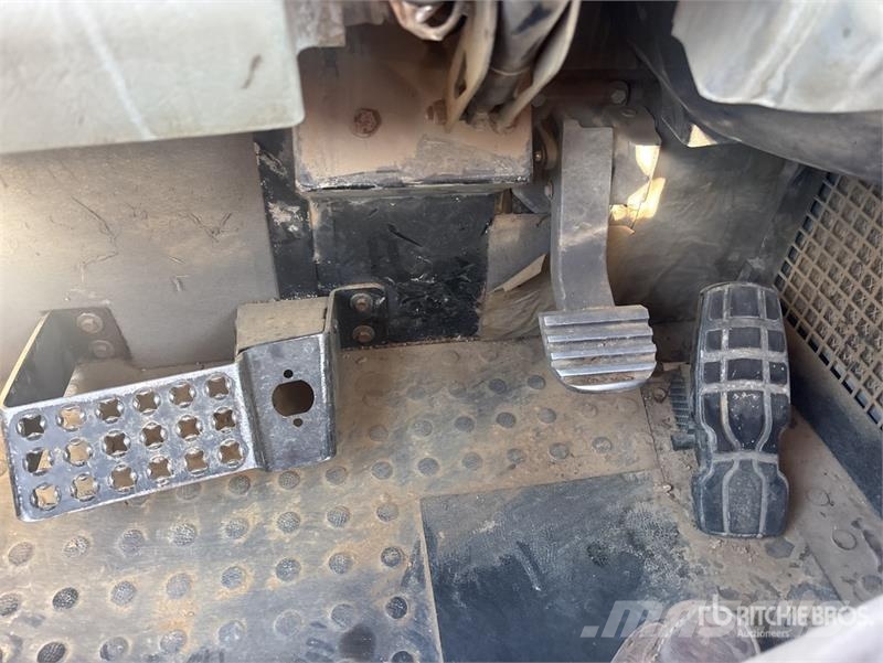 CAT 740B Dumper - Knickgelenk