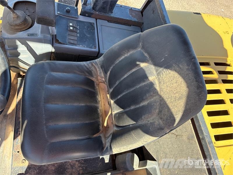 CAT 914G Pale gommate