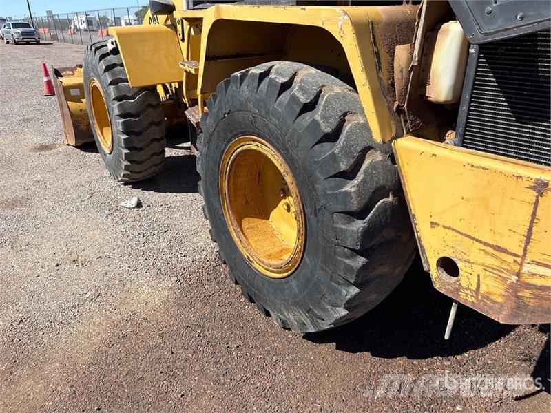 CAT 914G Pale gommate