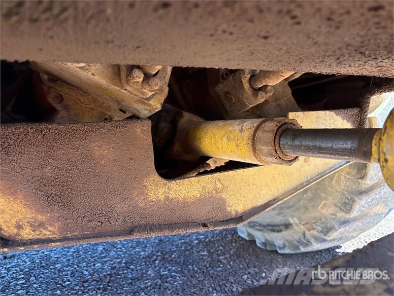 CAT 914G Pale gommate