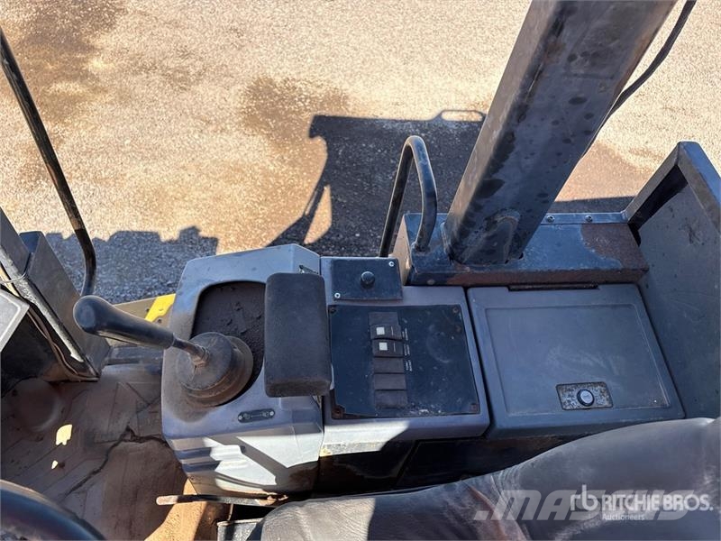 CAT 914G Pale gommate