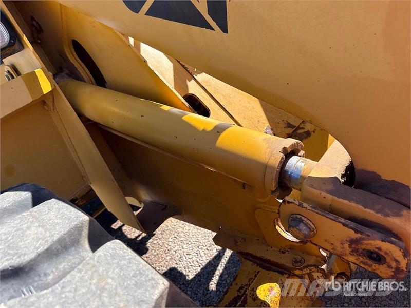 CAT 914G Pale gommate