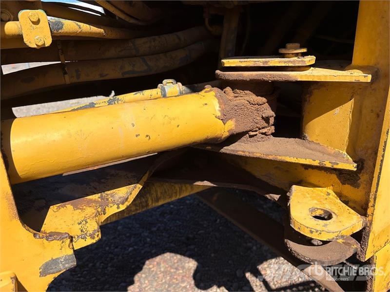 CAT 914G Pale gommate
