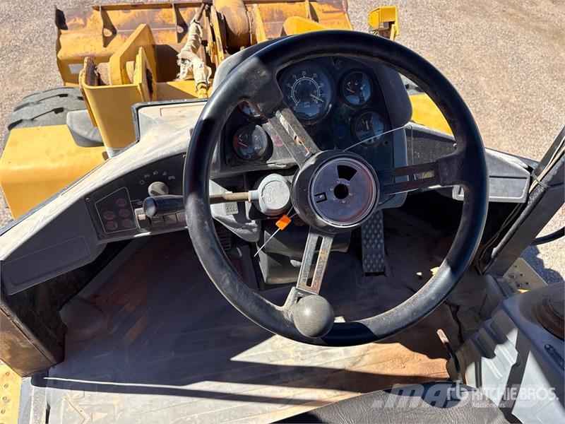 CAT 914G Pale gommate